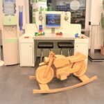 Kinderbereich zum Spielen mit Holzschaukel