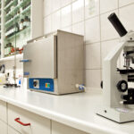 Labor Innenraum mit Mikroskop